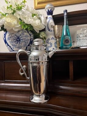 Polished Silver Cocktail Shaker - Elegant Bar Accessory
